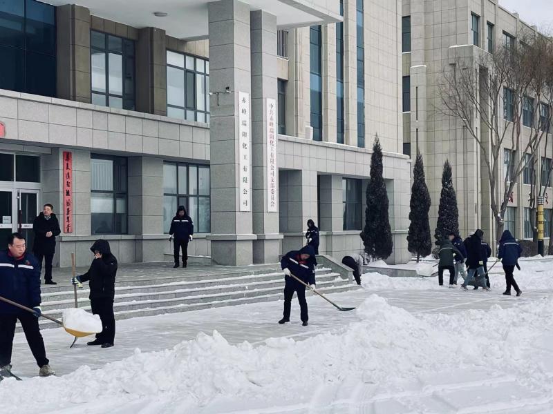 不畏嚴(yán)寒，除雪保安全出行